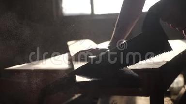 匠心手工与工艺概念慢动作视频.. 木匠在车间里锯一棵树，从一棵树上锯阳光